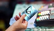 Россияне начали чаще использовать банковские карты для платежей